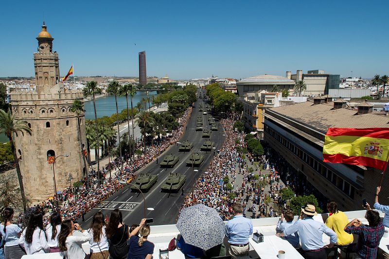 En el desfile han participado más de 2.600 efectivos, 177 vehículos, 49 aviones, 36 helicópteros y 34 motos