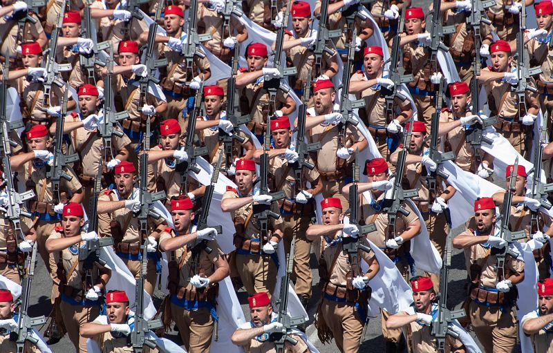 El Grupo de Regulares de Ceuta desfila en Sevilla