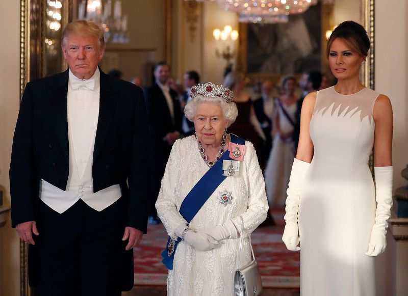 La reina Isabel II junto a Donald Trump y la primera dama, Melania en el Palacio de Buckingham