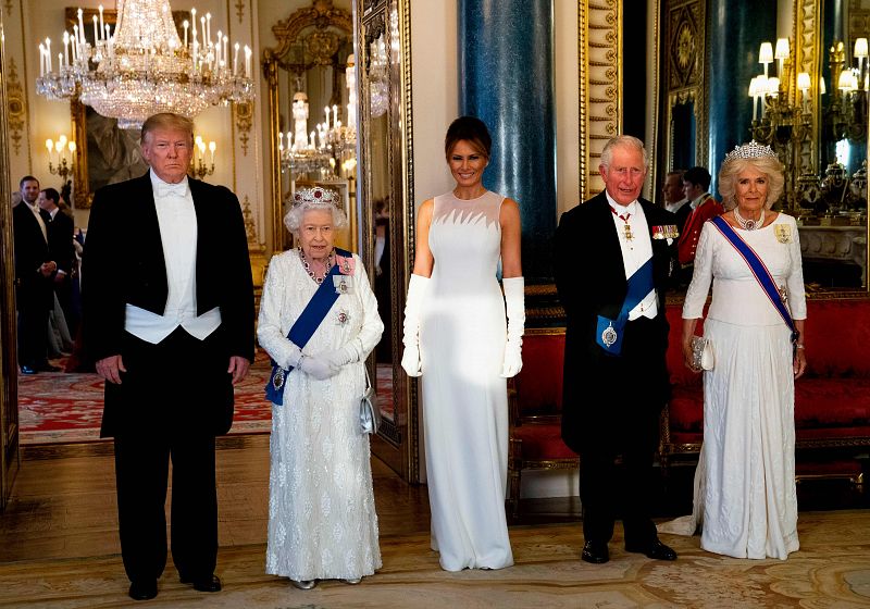 La reina Isabel II posa junto a Donald Trump, su esposa Melania, el príncipe Carlos y Camila antes del banquete