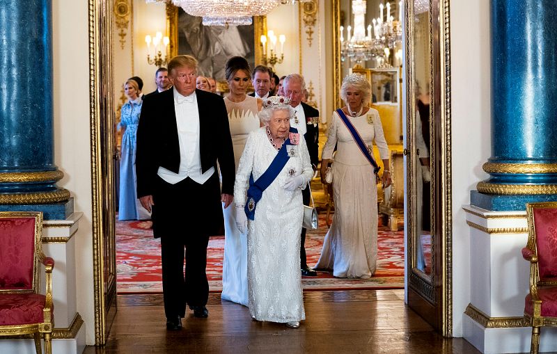 Donald Trump posa con la reina Isabel II