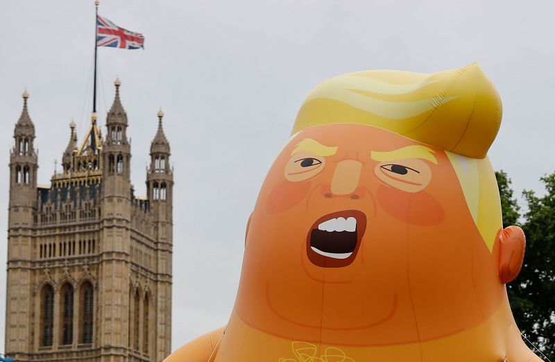 Un muñeco hinchable de Donald Trump se eleva sobre la manifestación anti-Trump