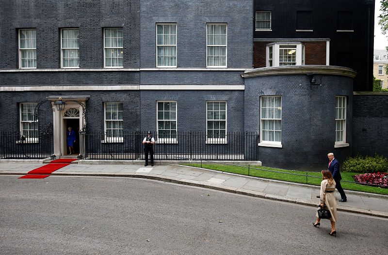 Vista elevada de la llegada del matrimonio Trump a Downing Street