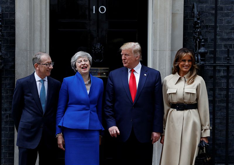 Theresa May se ríe conversando con Trump a la entrada de Downing Street