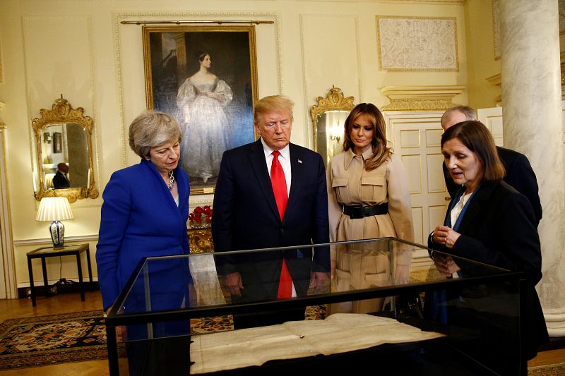 Trump y su esposa observan algunos objetos en Downing Street