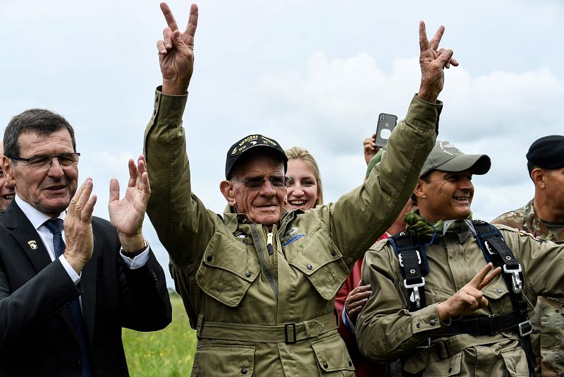 Tom Rice, veterano de la II Guerra Mundial, celebra el salto en paracaídas realizado durante los actos de conmemoración del 'día-D'.