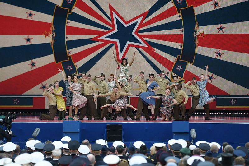 Actores disfrados de soldados participan en el acto de conmemoración del 75 aniversario del desembarco de Normandía.