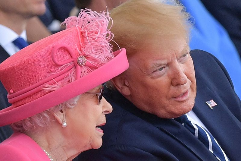 La reina británica y el presidente de EE.UU. charlan en el palco de autoridades de Postsmouth.