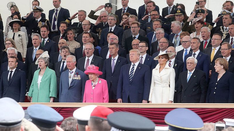 La reina de Inglaterra, Isabel II, preside desde el palco los actos con motivo del 75 aniversario del desembarco de Normandía.