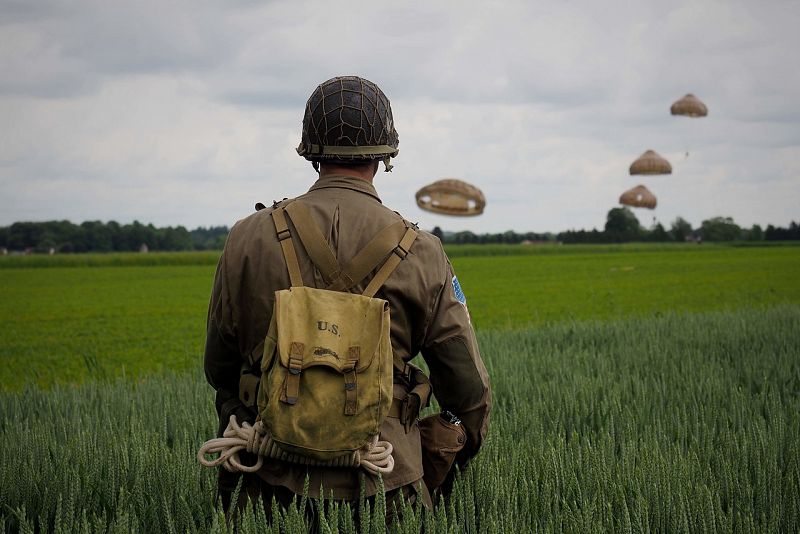 La 16ª Brigada Aérea de Asalto británica y la 11ª Brigada Paracaidista francesa saltan sobre Sannerville para recrear el desembarco en Normandía. 