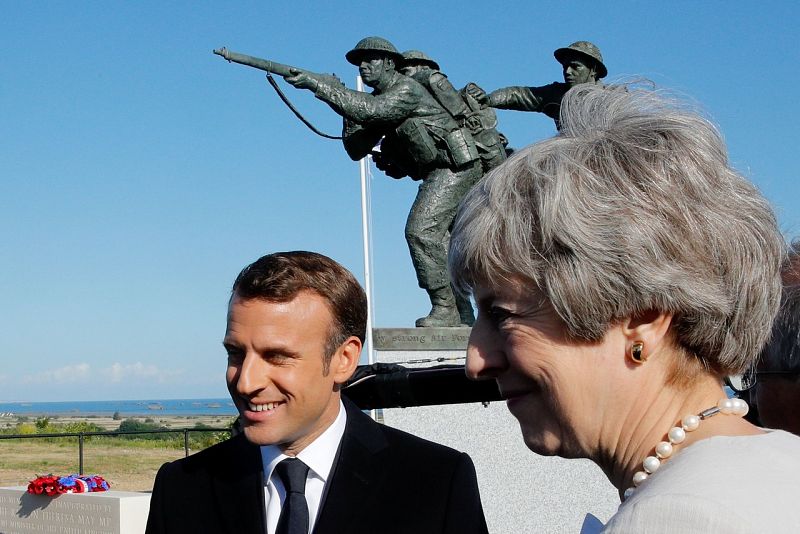 El presidente francés, Emmanuel Macron, y la primera ministra británica, Theresa May, inauguran un memorial británico en Ver-sur-Mer.