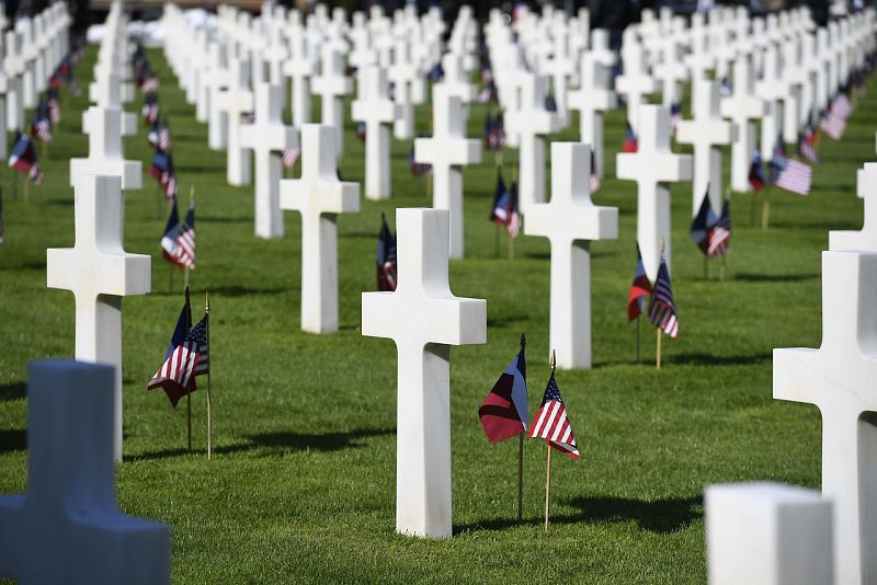 Banderas en las tumbas de los soldados en el Cementerio Americano en Colleville-sur-Mer.