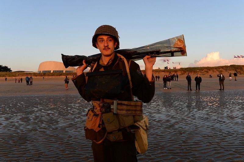 Damien Tracou, vestido de época y con un rifle sobre sus hombros, contempla el amanecer en la playa de Utah.