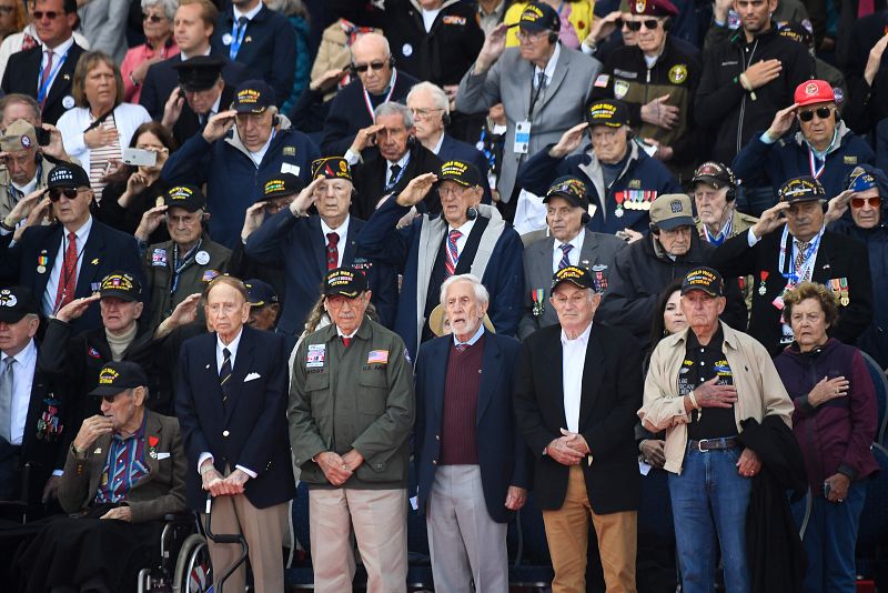 Veteranos de guerra de Estados Unidos saludan durante la ceremonia celebrada en el Cementerio Norteamericano de Normandía, Cooleville-sur-Mer.