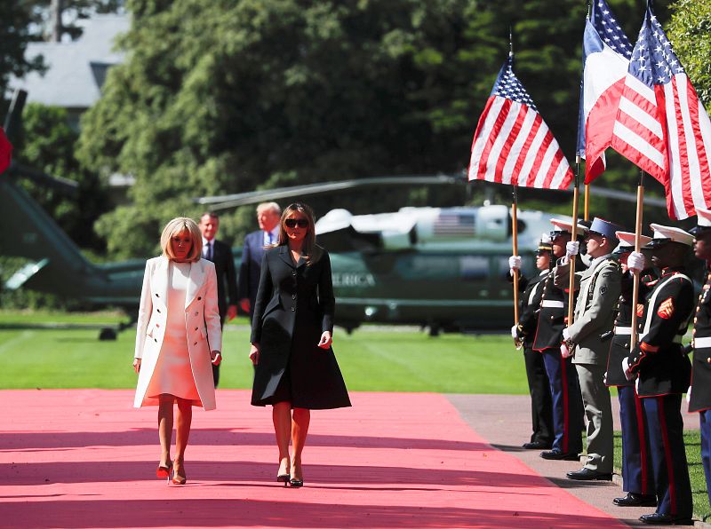 Brigitte Macron y la Primera Dama Melania Trump asisten a la ceremonia de conmemoración realizada en el cementerio de Colleville-sur-Mer.