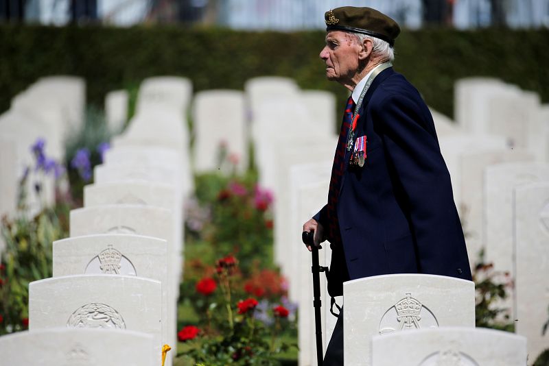 El veterano John Prior camina entre las tumbas del cementerio de guerra de la Commonwealth en Bayeux, Francia.