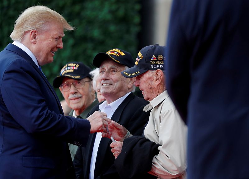 El presidente de Estados Unidos saluda a los veteranos de la Segunda Guerra Mundial durante el acto de homenaje celebrado en el cementerio de Colleville-sur-Mer.