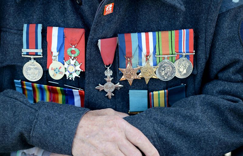 Medallas cuelgan de la guerrera del veterano canadiense Leon Teacher, de 96 años.