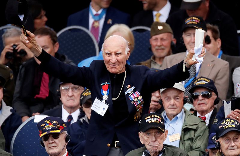 Un grupo de veteranos participan en la ceremonia de los 75 años del desembarco de Normandía.