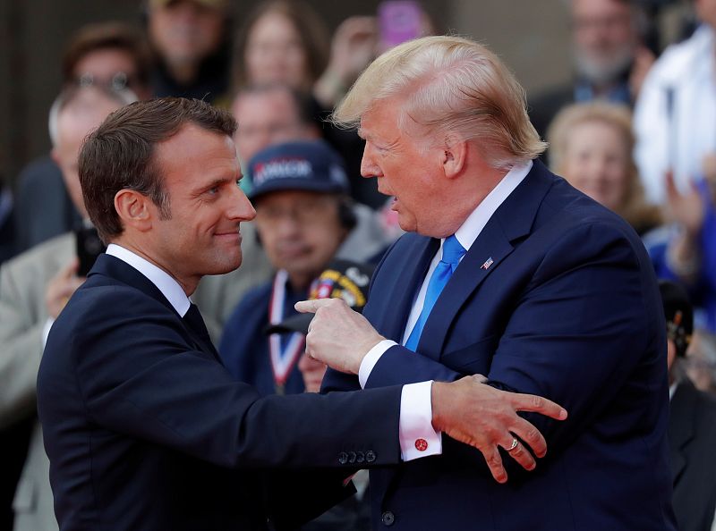 Trump y Macron se abrazan durante los actos en el cementerio americano de Colleville-sur-Mer.