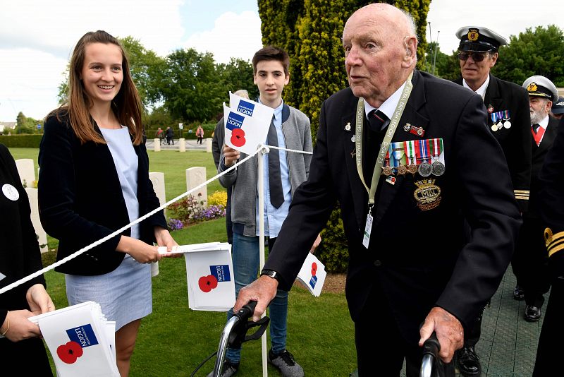 Un veterano llega al cemeneterio británico junto a la catedral de Bayeux, en Normandía (Francia).