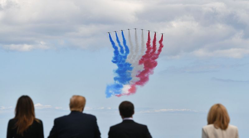 Una patrulla área dibuna la bandera de Francia como parte de los actos en conmemoración del 75 aniversario del desembarco de Normandía.