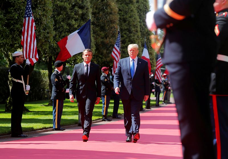 Los presidentes de Francia y EE.UU., a su llegada al cementerio americano de Colleville-sur-Mer, en Normandía.