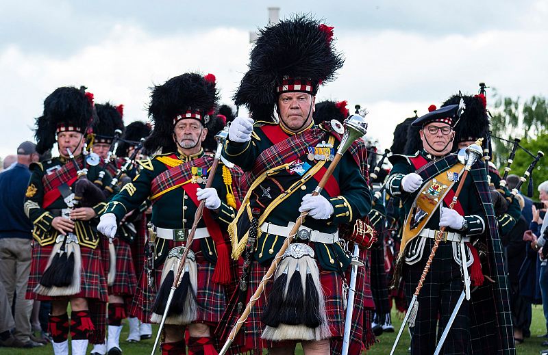 Gaiteros militares escoceses participan en la ceremonia celebrada en Ranville, Normandía.
