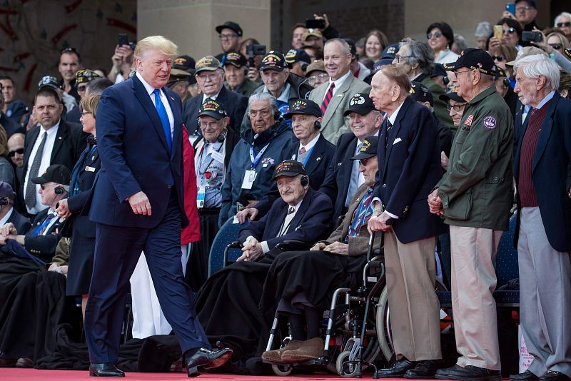 El presidente Dondald Trump a su llegada a la ceremonia realizada en el Cementerio Americano de Normandía, en Colleville-sur-Men.