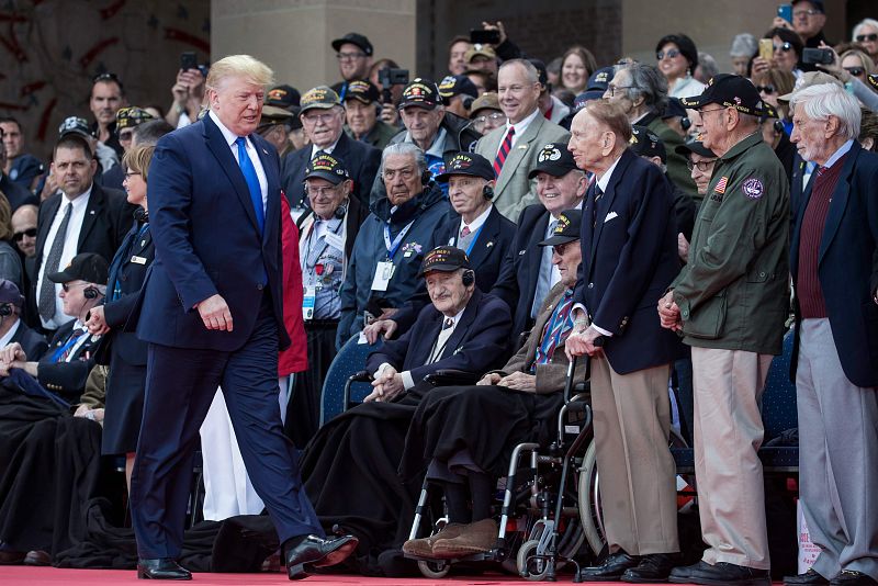 El presidente Dondald Trump a su llegada a la ceremonia realizada en el Cementerio Americano de Normandía, en Colleville-sur-Men.