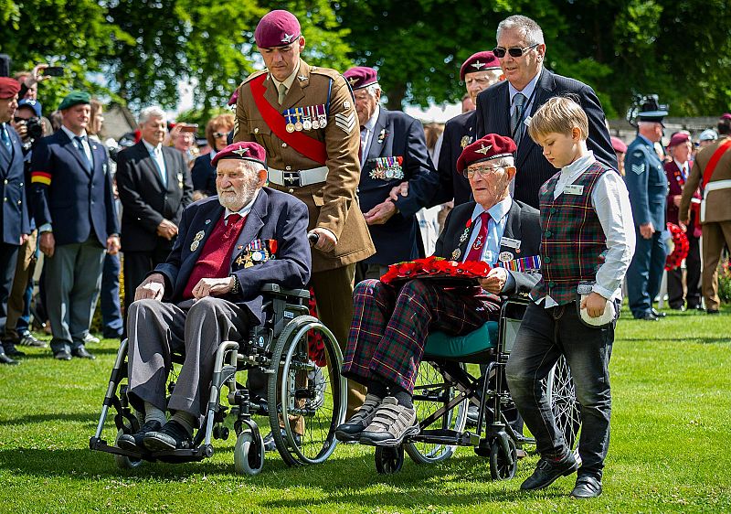 Veteranos británicos forman parte de la ceremonia celebrada en Ranville.