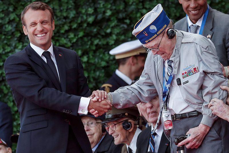 El presidente francés Emmanuel Macron estrecha la mano a un veterano estadounidense durante la ceremonia celebrada en el Cementerio Americano de Normandía en Colleville-sur-Men