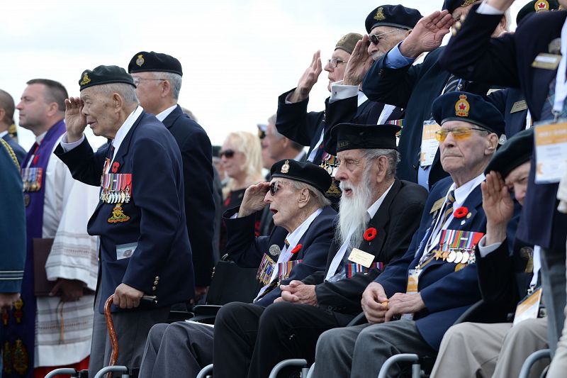 Los veteranos canadienses saludan en la playa de Juno antes de la ceremonia internacional en Courseulles-sur-Mer, Normandía.