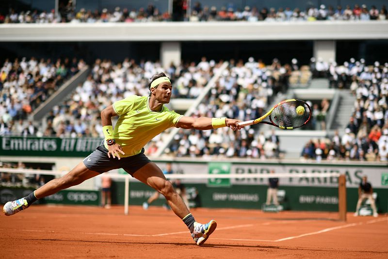 Rafa Nadal se estira para devolver una bola durante la final frente a Thiem.