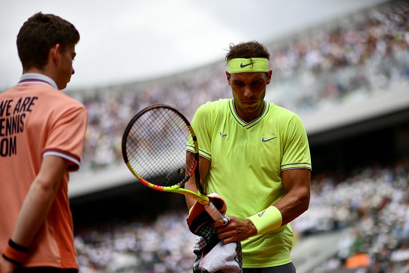 Rafa Nadal se seca durante una pausa de la final.