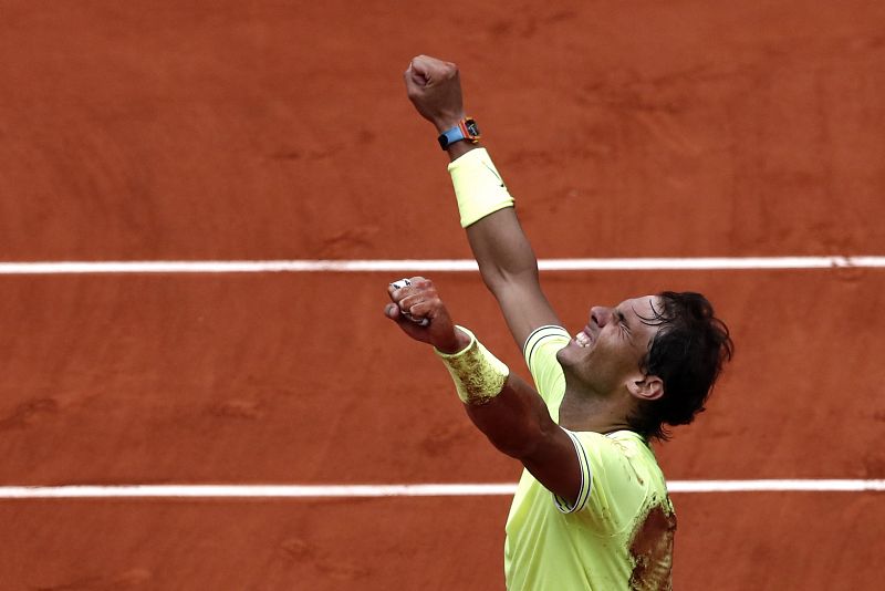 Rafa Nadal levanta los brazos tras conquistar su 12º Roland Garros.