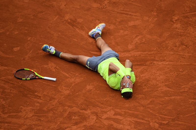 Nadal se desploma cuando la bola se va fuera y es campeón.