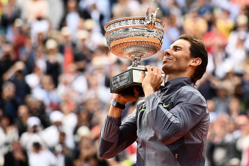 Rafa Nadal levanta la Copa de los Mosqueteros de Roland Garros 2019.