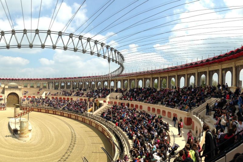 El coliseo galorromano del Puy du Fou en pleno espectáculo.