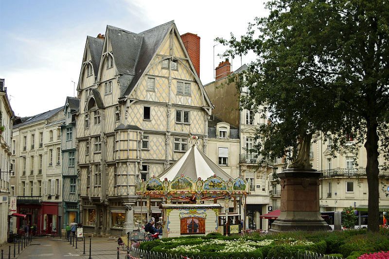Casa de Adán, residencia de una familia adinerada.