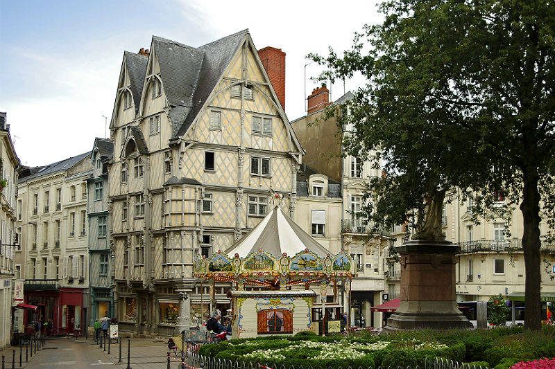 Casa de Adán, residencia de una familia adinerada.
