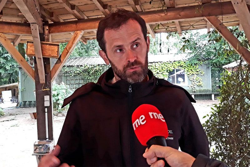 Yannis You, cetrero del parque Puy du Fou.