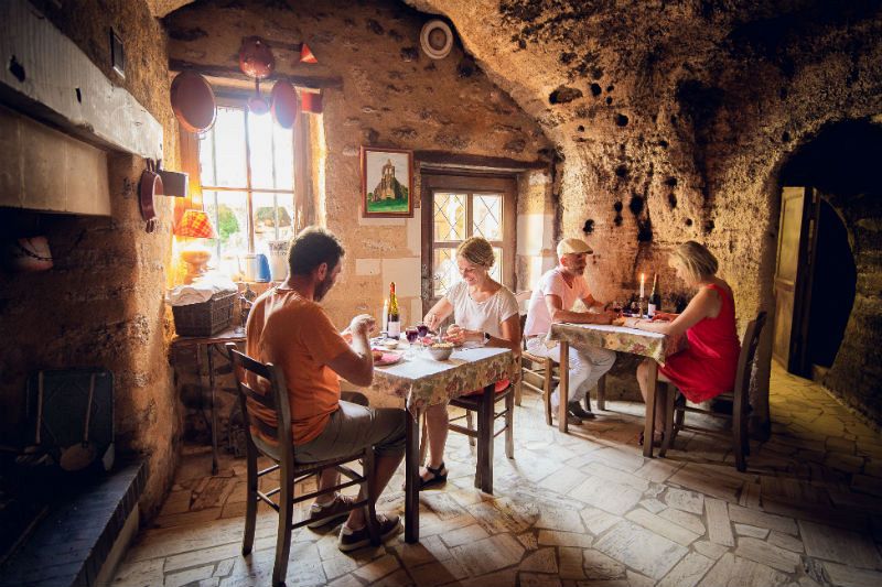 Restaurante con arquitectura troglodítica.