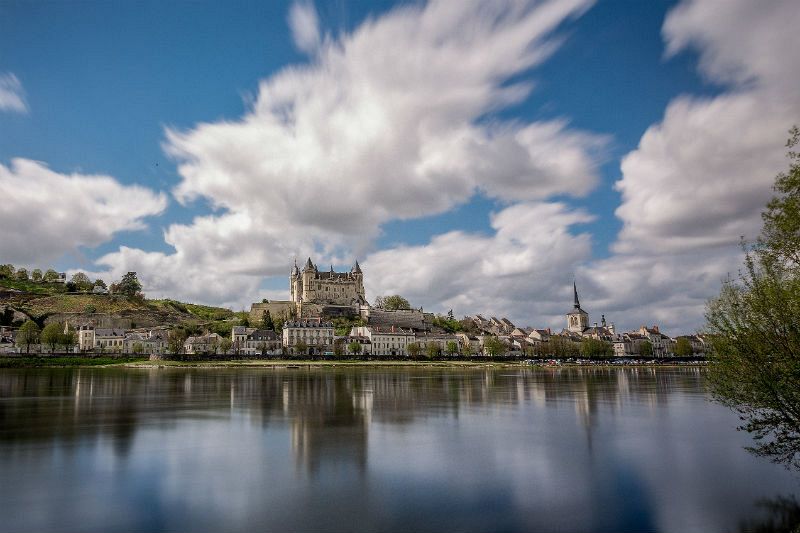 El río Loira con Saumur en su orilla derecha.