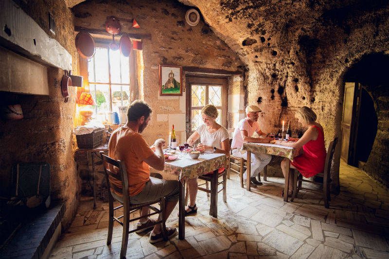 Restaurante con arquitectura troglodítica.