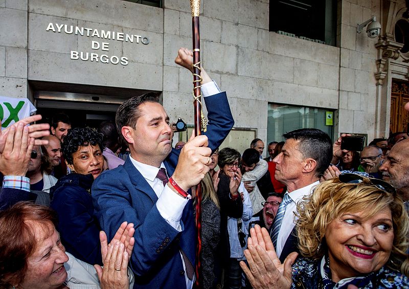 El candidato socialista Daniel de la Rosa, ha sido proclamado este sábado alcalde de Burgos, gracias a que los dos concejales de Vox en el Ayuntamiento han votado a su propia candidatura por sorpresa