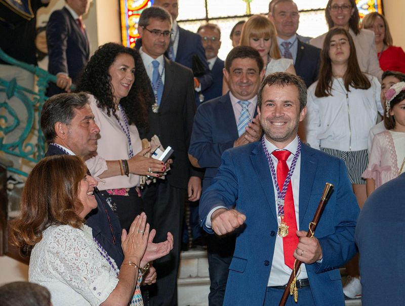 El socialista Julio Millán Muñoz, sujeta el bastón de mando de la ciudad mientras baja las escaleras del Ayuntamiento de Jaén.