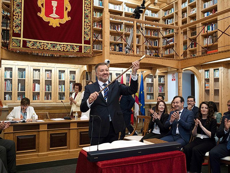 El socialista Darío Dolz, tras recibir el bastón de mando en la sesión de constitución del Ayuntamiento, donde ha sido elegido nuevo alcalde de Cuenca.