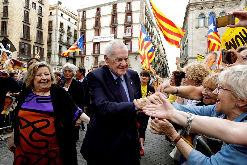 El candidato de ERC a la alcaldía de Barcelona, Ernest Maragall, junto a su esposa, a su llegada a la puerta consistorio en la Plaza Sant Jaume.