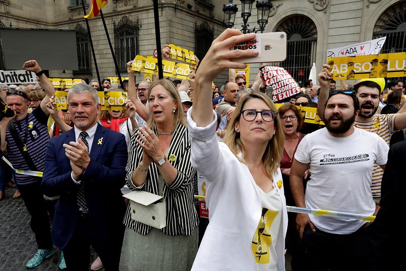 La número dos de Junts per Catalunya (JpC) en el Ayuntamiento de Barcelona, Elsa Artadi, se hace una foto con manifestantes independentistas, a su llegada a la puerta del consistorio en la Plaza Sant Jaume.